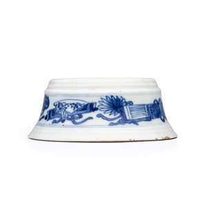 A pair of Chinese blue and white salt trenchers with antiquities design — 照片 4
