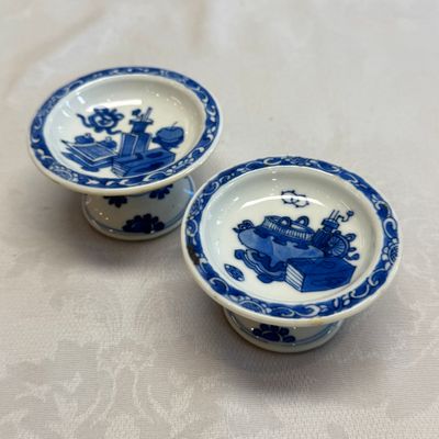 A pair of Chinese blue and white salts with antiquities design — photo 1