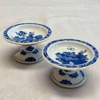 A pair of Chinese blue and white salts with antiquities design — photo 2