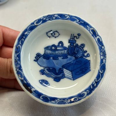 A pair of Chinese blue and white salts with antiquities design — photo 3
