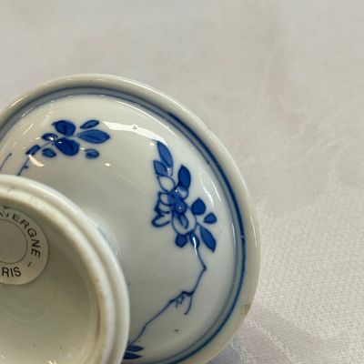 A pair of Chinese blue and white salts with antiquities design — photo 4