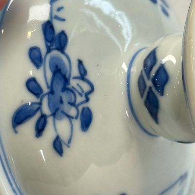 A pair of Chinese blue and white salts with antiquities design — photo 5