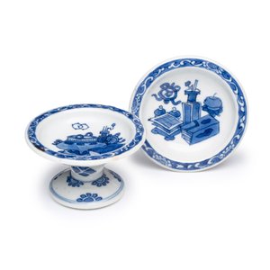 A pair of Chinese blue and white salts with antiquities design — photo 1