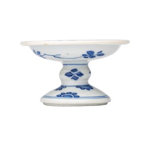 A pair of Chinese blue and white salts with antiquities design — photo 11