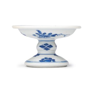 A pair of Chinese blue and white salts with antiquities design — photo 12