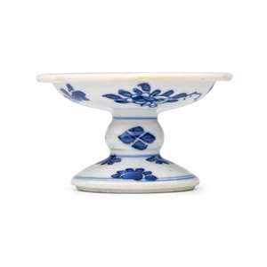 A pair of Chinese blue and white salts with antiquities design — photo 3