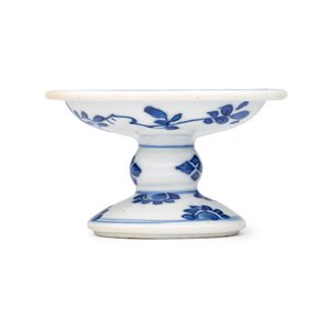 A pair of Chinese blue and white salts with antiquities design — photo 4