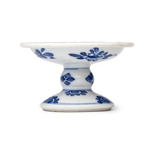 A pair of Chinese blue and white salts with antiquities design — photo 5