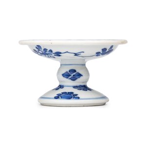 A pair of Chinese blue and white salts with antiquities design — photo 6