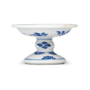 A pair of Chinese blue and white salts with antiquities design — photo 9