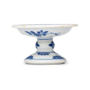 A pair of Chinese blue and white salts with antiquities design — photo 10