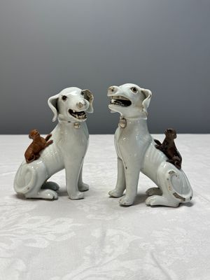 A pair of Chinese export white-glazed and biscuit models of hounds with pups — photo 1