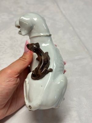 A pair of Chinese export white-glazed and biscuit models of hounds with pups — photo 16