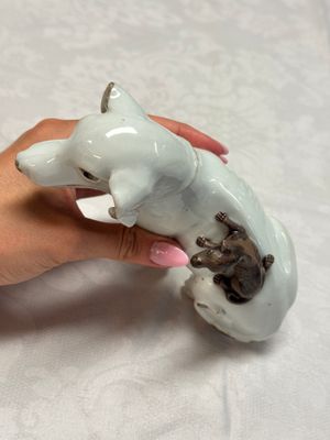 A pair of Chinese export white-glazed and biscuit models of hounds with pups — photo 17