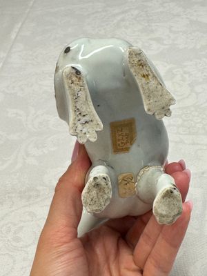 A pair of Chinese export white-glazed and biscuit models of hounds with pups — photo 18