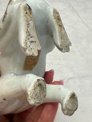 A pair of Chinese export white-glazed and biscuit models of hounds with pups — photo 19