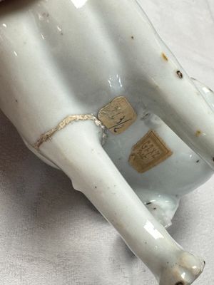 A pair of Chinese export white-glazed and biscuit models of hounds with pups — photo 20