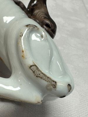 A pair of Chinese export white-glazed and biscuit models of hounds with pups — photo 21