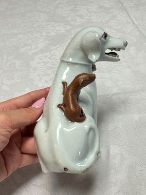 A pair of Chinese export white-glazed and biscuit models of hounds with pups — photo 3