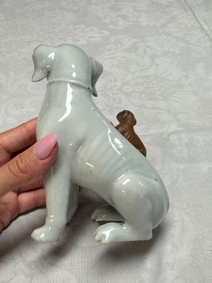A pair of Chinese export white-glazed and biscuit models of hounds with pups — photo 4