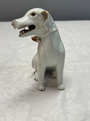 A pair of Chinese export white-glazed and biscuit models of hounds with pups — photo 5