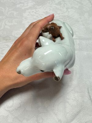 A pair of Chinese export white-glazed and biscuit models of hounds with pups — photo 6