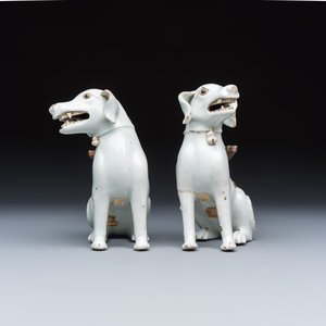 A pair of Chinese export white-glazed and biscuit models of hounds with pups — photo 3