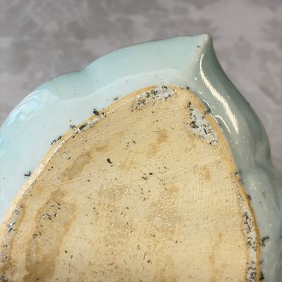 A pair of Chinese famille rose leaf-shaped saucers with figural design — 照片 10