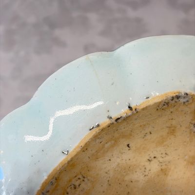 A pair of Chinese famille rose leaf-shaped saucers with figural design — 照片 11