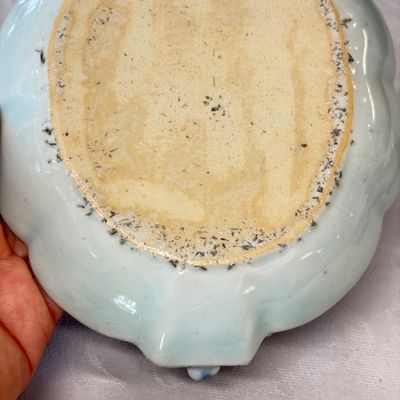 A pair of Chinese famille rose leaf-shaped saucers with figural design — 照片 12