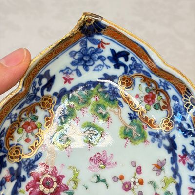 A pair of Chinese famille rose leaf-shaped saucers with figural design — 照片 14