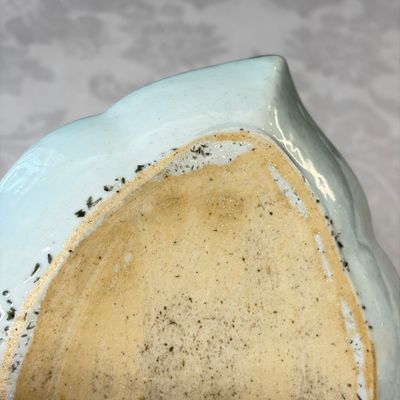 A pair of Chinese famille rose leaf-shaped saucers with figural design — 照片 21