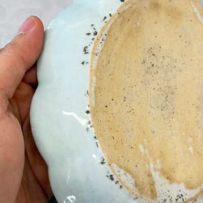 A pair of Chinese famille rose leaf-shaped saucers with figural design — 照片 22