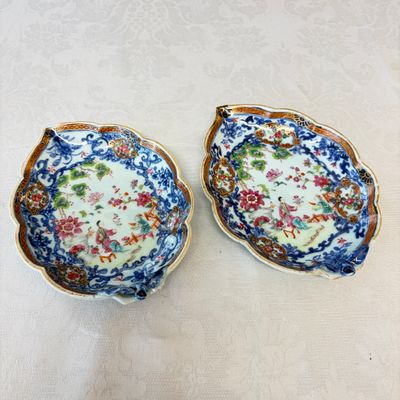 A pair of Chinese famille rose leaf-shaped saucers with figural design — 照片 1