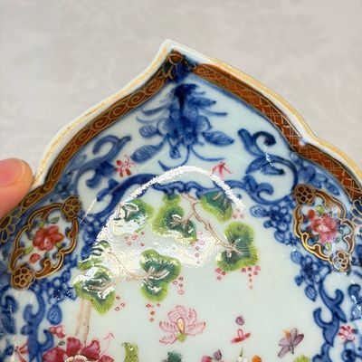A pair of Chinese famille rose leaf-shaped saucers with figural design — 照片 3