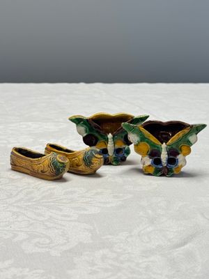 A pair of Chinese famille verte sancai biscuit 'Butterfly' water pots and a pair of shoes — photo 1