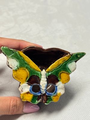 A pair of Chinese famille verte sancai biscuit 'Butterfly' water pots and a pair of shoes — photo 18