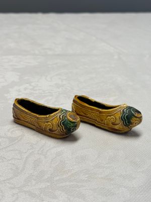 A pair of Chinese famille verte sancai biscuit 'Butterfly' water pots and a pair of shoes — photo 2