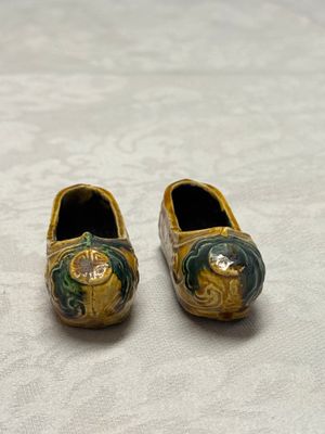 A pair of Chinese famille verte sancai biscuit 'Butterfly' water pots and a pair of shoes — photo 3