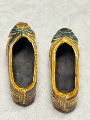 A pair of Chinese famille verte sancai biscuit 'Butterfly' water pots and a pair of shoes — photo 4