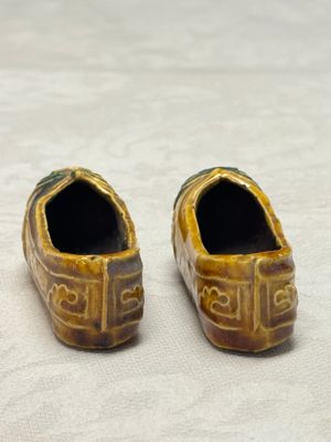 A pair of Chinese famille verte sancai biscuit 'Butterfly' water pots and a pair of shoes — photo 5