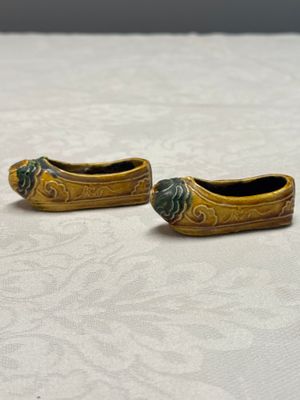 A pair of Chinese famille verte sancai biscuit 'Butterfly' water pots and a pair of shoes — photo 6