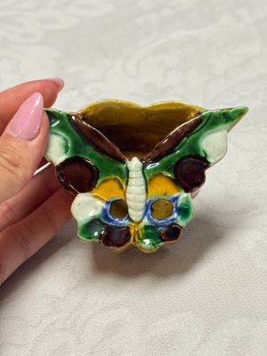 A pair of Chinese famille verte sancai biscuit 'Butterfly' water pots and a pair of shoes — photo 8
