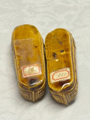 A pair of Chinese famille verte sancai biscuit 'Butterfly' water pots and a pair of shoes — photo 9