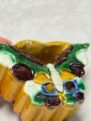 A pair of Chinese famille verte sancai biscuit 'Butterfly' water pots and a pair of shoes — photo 10