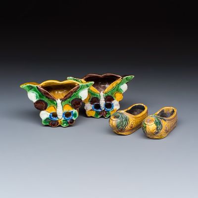 A pair of Chinese famille verte sancai biscuit 'Butterfly' water pots and a pair of shoes, 19th C.
