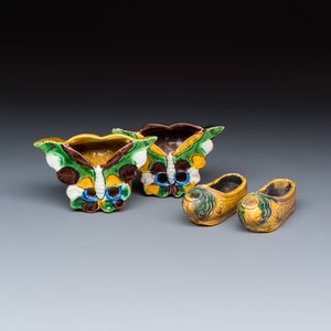 A pair of Chinese famille verte sancai biscuit 'Butterfly' water pots and a pair of shoes — photo 1