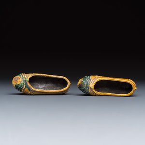 A pair of Chinese famille verte sancai biscuit 'Butterfly' water pots and a pair of shoes — photo 12