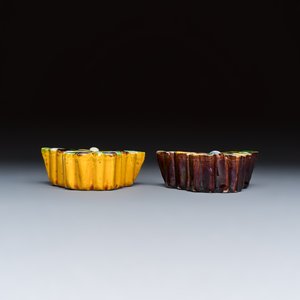 A pair of Chinese famille verte sancai biscuit 'Butterfly' water pots and a pair of shoes — photo 7