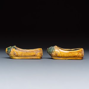 A pair of Chinese famille verte sancai biscuit 'Butterfly' water pots and a pair of shoes — photo 8